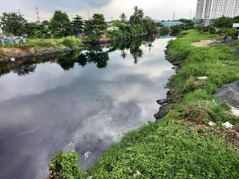 "Dòng sông chết" Tham Lương, đoạn chảy qua địa bàn phường Thới An, quận 12, TP.HCM.