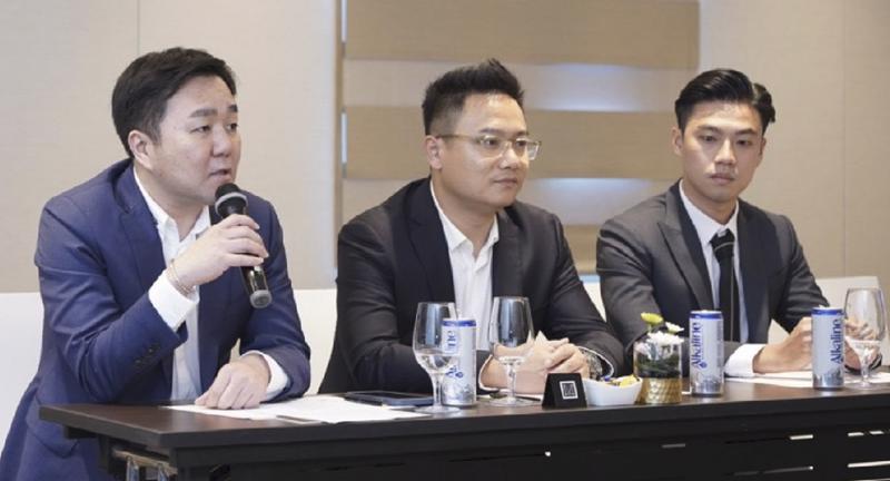 Từ trái sang phải: Ông Roger Lou, Giám đốc khu vực Đông Nam Á Alibaba; ông Mike Zhang, Giám đốc Quốc gia Alibaba Việt Nam và ông Steven To, Phó Giám đốc Công ty Hành Sanh.