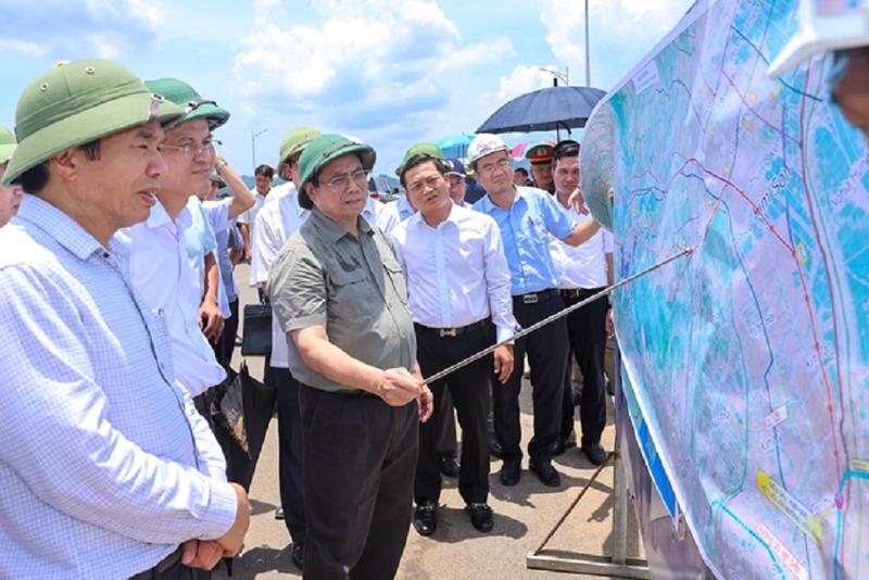 Thủ tướng yêu cầu tỉnh Ninh Bình tập trung triển khai xây dựng tuyến đường Đông-Tây, phấn đấu sớm hoàn thành đoạn đã triển khai. Ảnh: VGP.