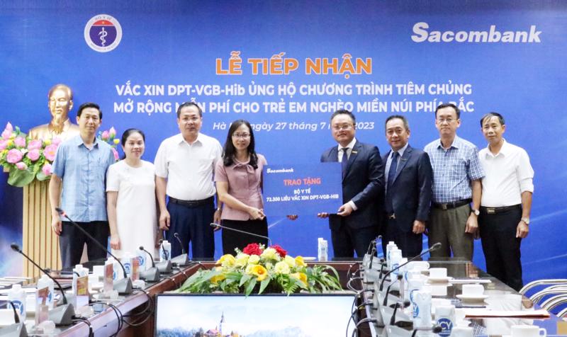 Ông Trần Anh Việt - Giám đốc Sacombank Khu vực Hà Nội trao biểu trưng cho đại diện ngành y tế.