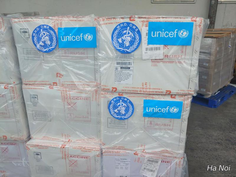 Lô vaccine 5 trong 1 gồm 187.000 liều về Hà Nội ngày 27/7. Ảnh - UNICEF.