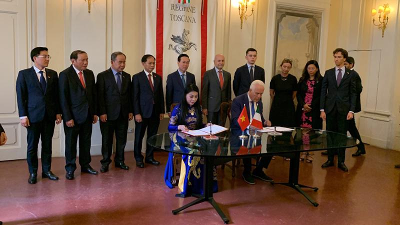 Việc ký kết Bản ghi nhớ về hợp tác mở ra một trang mới trong mối quan hệ hợp tác giữa tỉnh Vĩnh Phúc và Vùng Toscana. 