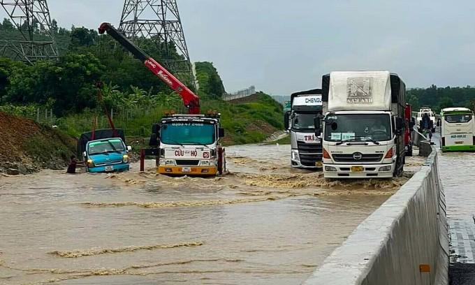 Cao tốc Phan Thiết - Dầu Giây, đoạn tuyến tại lý trình Km 25+419 bị ngập úng nặng, xe cộ chết máy nằm la liệt vào đêm 29 và sáng 30/7/2021. Ảnh: Anh Thế.