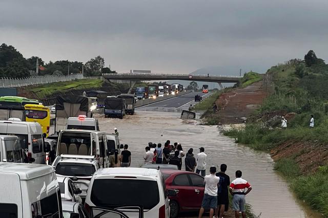 Cao tốc Phan Thiết - Dầu Giây bị ngập nặng sau mưa gây tê liệt giao thông kéo dài từ đêm 29 đến buổi sáng 30/7, tại khu vực địa bàn huyện Hàm Tân, Bình Thuận. Ảnh: H.Linh.