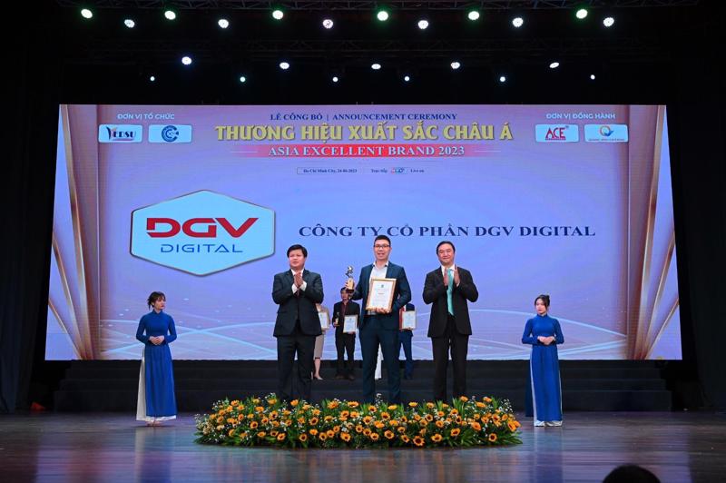 Ông Nguyễn Hữu Anh Hào - Giám đốc kinh doanh DGV Digital nhận giải thưởng “Top 10 Thương hiệu xuất sắc Châu Á - Asia Excellent Brands 2023”.