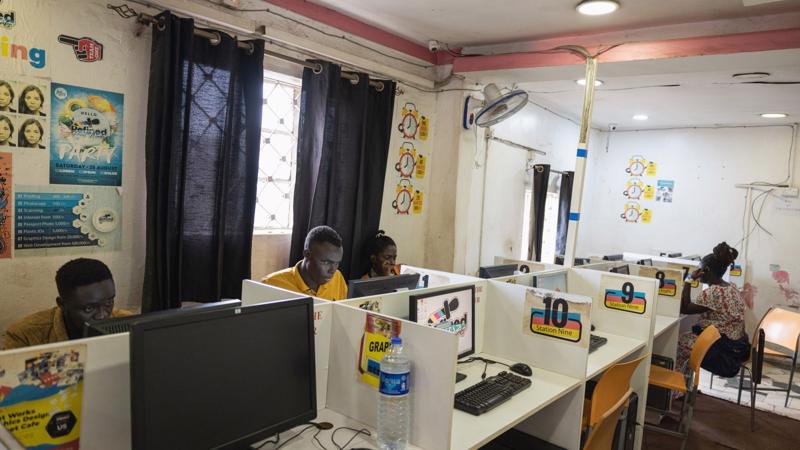 Các quán cà phê internet đầu tiên của Uganda ra đời vào năm 1996. Giờ đây, chúng hầu như không tồn tại. Ảnh: Rest of World