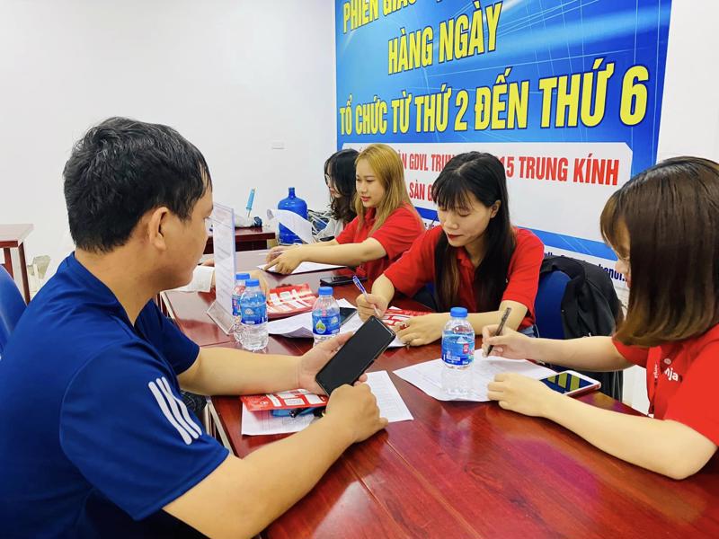 Người lao động Hà Nội tìm việc tại phiên giao dịch việc làm ngày 3/8.