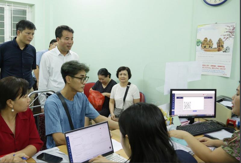 Tổng Giám đốc Bảo hiểm xã hội Việt Nam thị sát tại một số Tổ chức dịch vụ thu. 