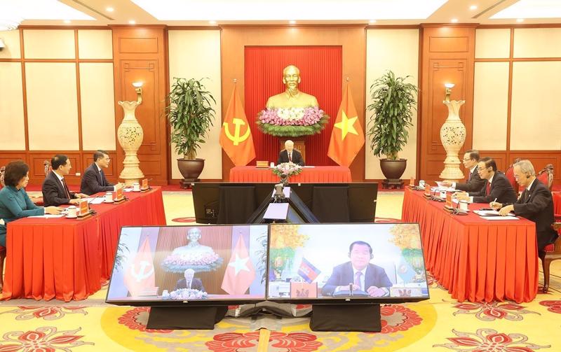 Tổng Bí thư Nguyễn Phú Trọng đã có cuộc điện đàm trực tuyến cấp cao với Chủ tịch Đảng Nhân dân Campuchia, Thủ tướng Chính phủ Vương quốc Campuchia Hun Sen. Ảnh: TTXVN.