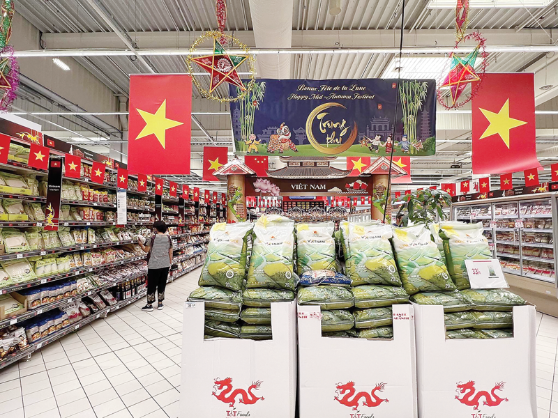 “Cơm Việt Nam Rice” lên kệ tại các hệ thống đại siêu thị của Pháp. Ảnh: Tập đoàn Lộc Trời