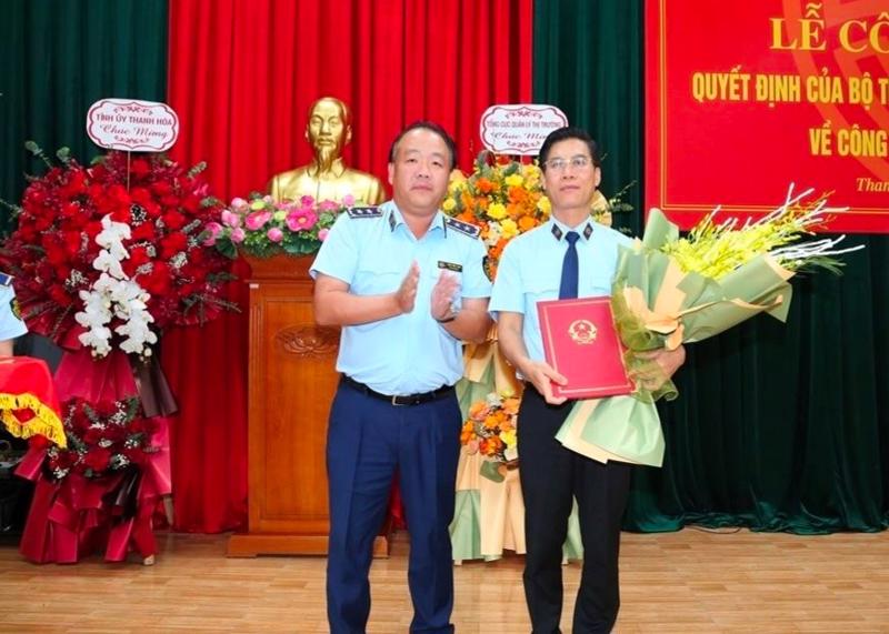 Ông Trần Hữu Linh, Tổng Cục trưởng Tổng cục Quản lý thị trường (trái ảnh), trao quyết định của Bộ trưởng Bộ Công Thương cho ông Lữ Minh Thư