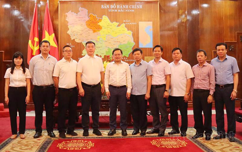 Secretary of the Bac Ninh Provincial Party Committee Nguyen Anh Tuan (fifth left) receives the Victory Giant Technology delegation led by Chairman Tao Chen (fourth left).