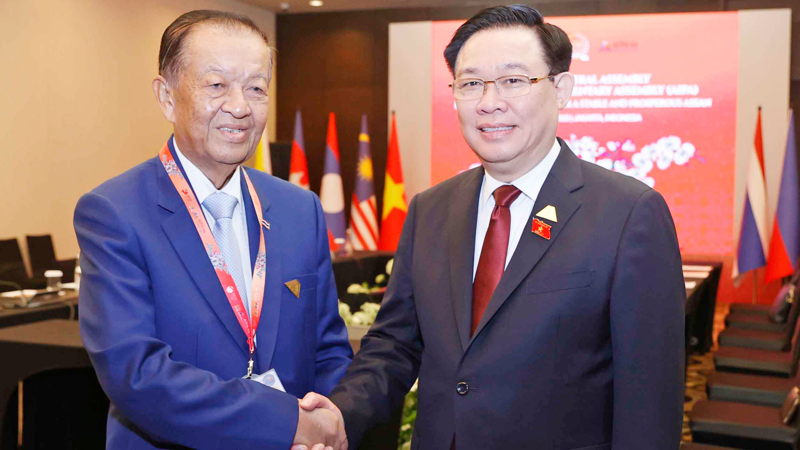 NA Chairman Vuong Dinh Hue (right) meets with the Speaker of the House of Representatives of Thailand Wan Muhamad Noor Matha on August 7.