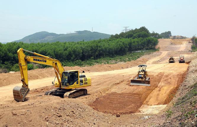Ha Tinh approves exploitation of 11 mines for road-building materials