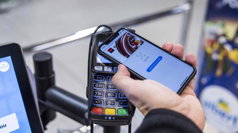 Để kích hoạt Apple Pay, người dùng cần mở ứng dụng Apple Wallet trên thiết bị và tiến hành thêm thẻ của mình vào.