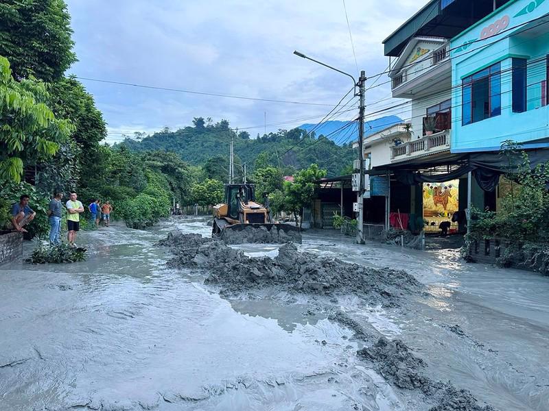 Nước hồ thải quặng đuôi của Công ty Đồng Tả Phời tràn ra khu dân cư