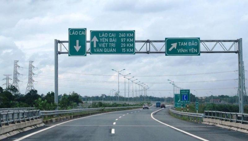 Đoạn cao tốc Yên Bài - Lào Cai dài 83 km được nghiên cứu mở rộng quy mô từ 2 làn xe lên 4 làn xe, chiều rộng nền đường 24 m.