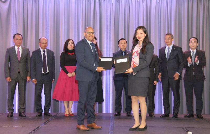 Mr. Mohit Chandiramani from the Expedia Group and Ms. Pham Thi Nguyet from Vietnam Airlines at the signing ceremony. (Photo: VNA)