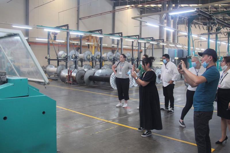 Đoàn doanh nghiệp ngành bông Australia đến tham quan một nhà máy may mặc tại Việt Nam.