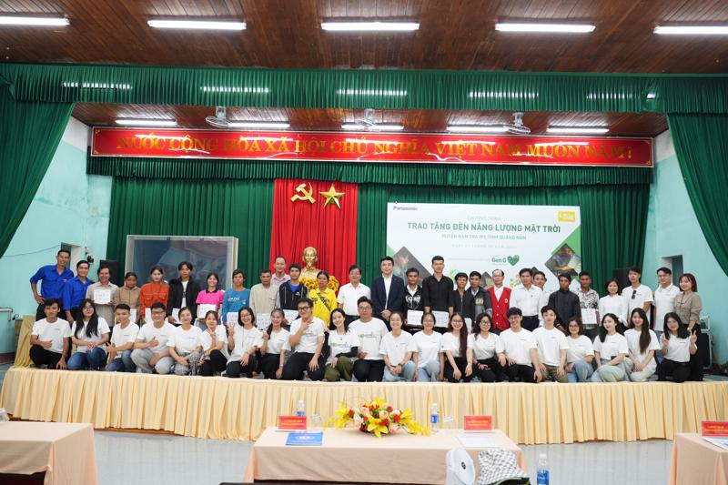 Panasonic presented 330 solar lanterns to residents in Nam Tra My district, Quang Nam province.