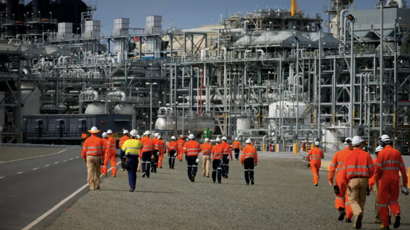 Công nhân tại một nhà máy LNG ở Australia - Ảnh: Bloomberg.