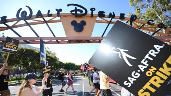 Hiệp hội Nhà văn Hoa Kỳ và Hiệp hội Diễn viên điện ảnh biểu tình bên ngoài Disney Studios ở Burbank, California, vào ngày 18/07/2023.