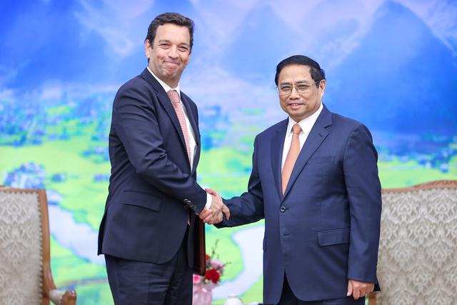 Prime Minister Pham Minh Chinh receives Mr. Robert Ford, Chairman of the Board and CEO of Abbott, in Hanoi on August 9. Photo: VGP