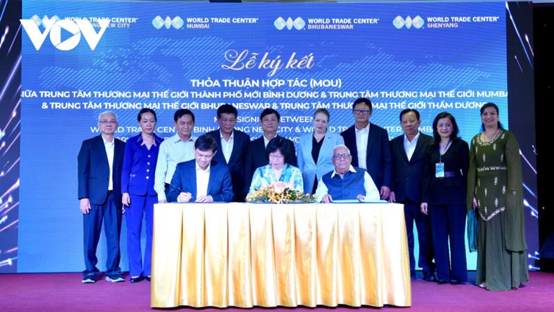 Representatives from the WTCs sign the MoU on August 10.