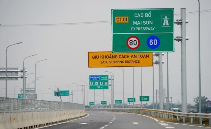 Cao tốc Cao Bồ - Mai Sơn được xây dựng với quy mô 4 làn xe hạn chế, làn dừng khẩn cấp được bố trí cách quãng.