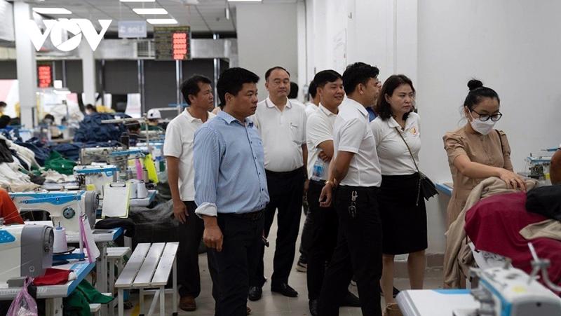 A delegation from the Binh Duong Young Entrepreneurs’ Association visits a member’s production facility.