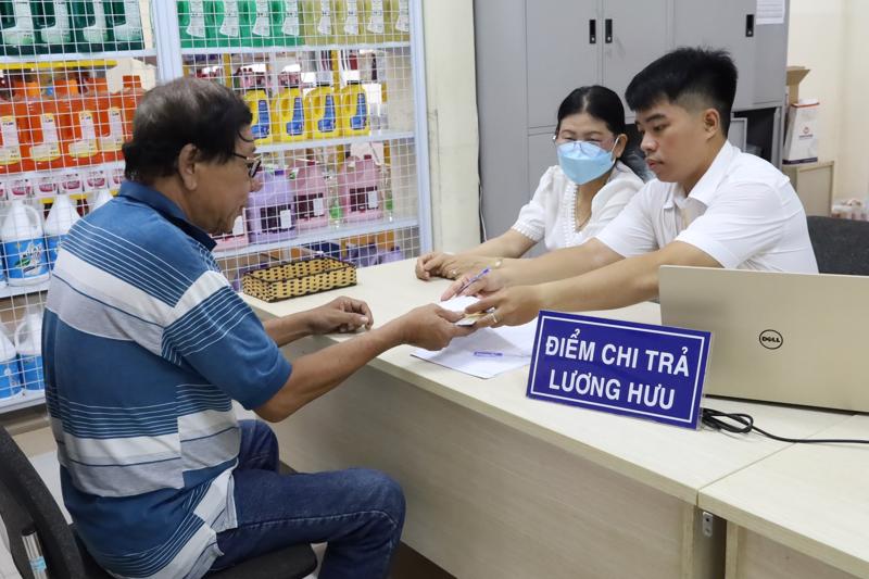 Chi trả lương hưu, trợ cấp bảo hiểm xã hội tại tỉnh Tây Ninh sáng 14/8. Ảnh - BHXH Việt Nam.