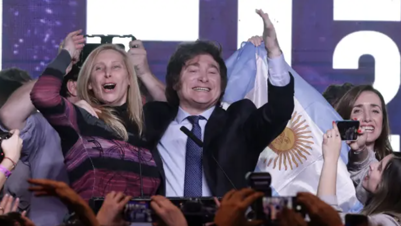 Ứng cử viên tổng thống Argentina Javier Milei ăn mừng chiến thắng sau bầu cử sơ bộ hôm 13/8 - Ảnh: Getty/CNBC.