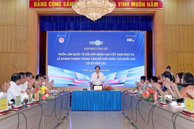 Deputy Minister of Planning and Investment Tran Duy Dong announces the opening of NIC Hoa Lac at a press briefing on August 15.