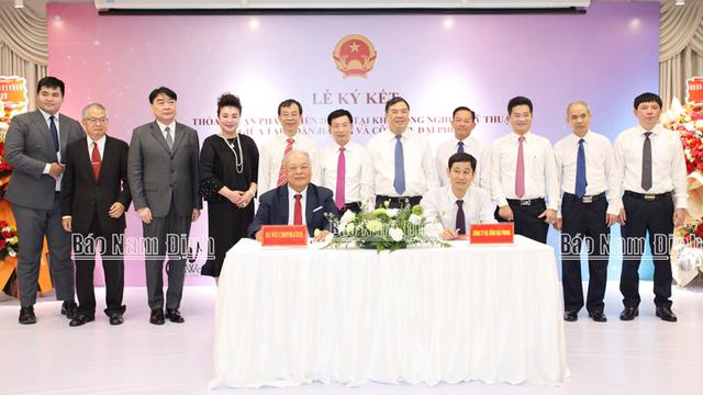 The signing of the agreement between the Dai Phong Company and the JiaWei Corporation on August 14. (Photo: baonamdinh.vn)