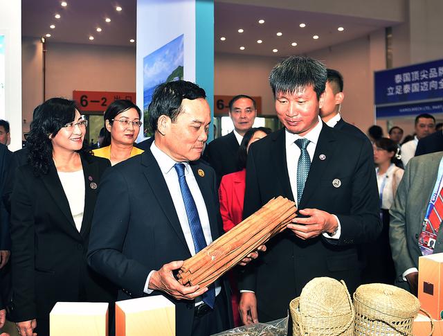 Deputy Prime Minister Tran Luu Quang (left) visits a booth at the 7th China - South Asia Exposition (Photo: VGP)