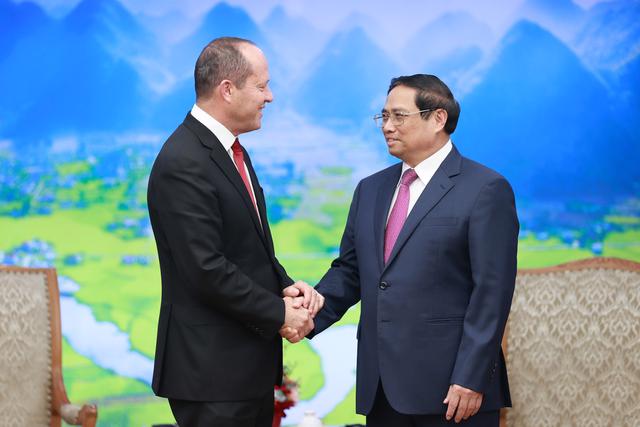 Prime Minister Pham Minh Chinh receives Israeli Minister of Economy and Industry Nir Barkat in Hanoi on August 16. Photo: VGP