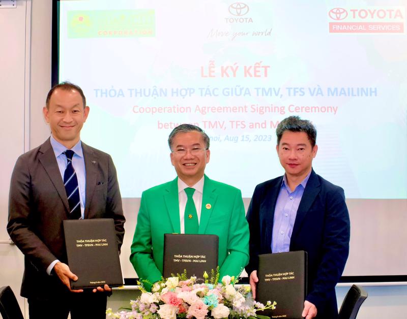 Representatives from Toyota Vietnam, Toyota Financial Services Vietnam, and the Mai Linh Group at the signing ceremony. (Photo: Toyota Vietnam)