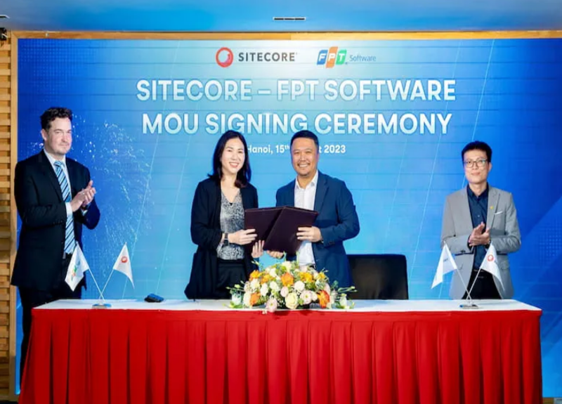 Representatives from FPT Software and Sitecore at the ceremony expanding their relationship.