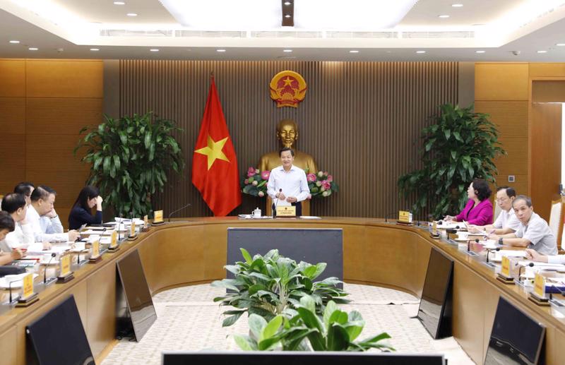 Deputy Prime Minister Le Minh Khai chairing the meeting on August 17.
