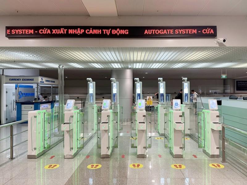 Hành khách nhập cảnh bằng hệ thống Autogate tại cửa khẩu các sân bay quốc tế.