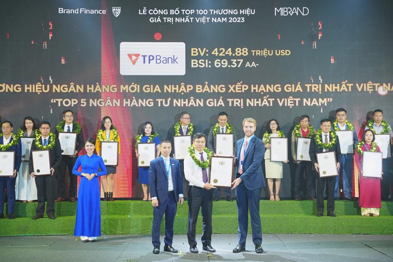 Anh Đinh Văn Chiến - Phó Tổng giám đốc kiêm Giám đốc Khối Khách hàng cá nhân TPBank nhận giải thưởng.