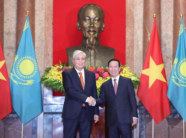 State President Vo Van Thuong receives Kazakh President Kassym-Jomart Tokayev in Hanoi on August 21. Photo: VGP