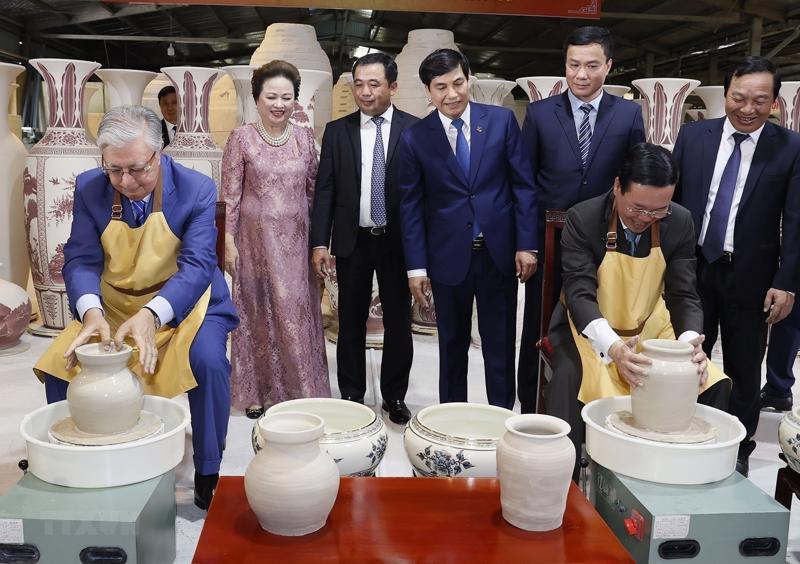 Chủ tịch nước Võ Văn Thưởng và Tổng thống Kazakhstan Kassym-Jomart Tokayev trải nghiệm trực tiếp quy trình sản xuất gốm Chu Đậu. Ảnh: TTXVN