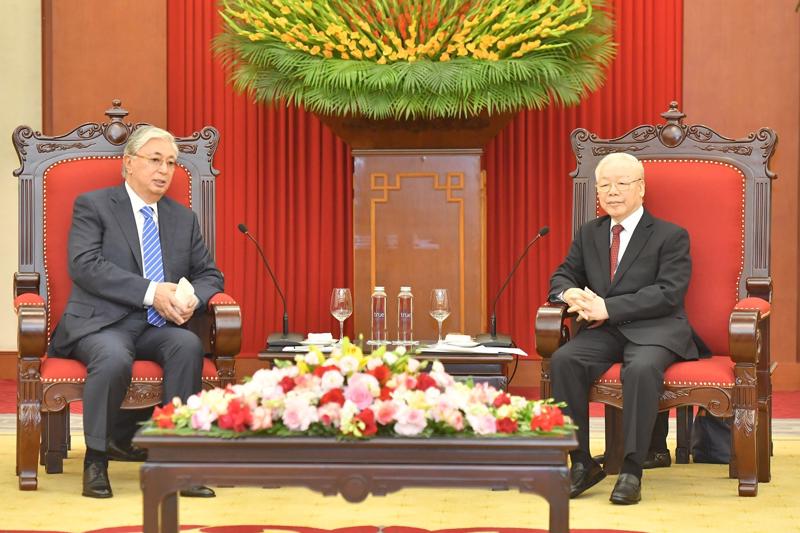 Tổng Bí thư Nguyễn Phú Trọng trao đổi với Tổng thống Kassym-Jomart Tokayev một số phương hướng, biện pháp lớn nhằm thúc đẩy quan hệ hữu nghị truyền thống giữa hai nước lên tầm cao mới. Ảnh: TTXVN.