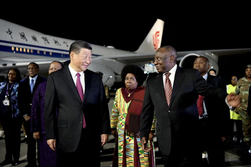 Tổng thống Nam Phi Cyril Ramaphosa đón Chủ tịch Trung Quốc Tập Cận Bình tại sân bay quốc tế ở Johannesburg ngày 22/8/2023, khi ông Tập tới tham dự hội nghị thượng đỉnh BRICS - Ảnh: Reuters.