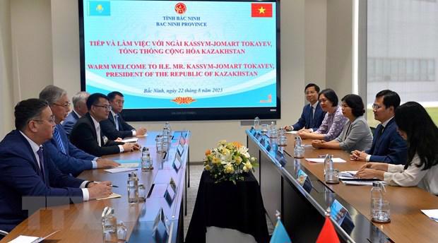 The working session between Kazakh President Kassym-Jomart Tokayev and authorities from Bac Ninh province on August 22. Photo: VNA