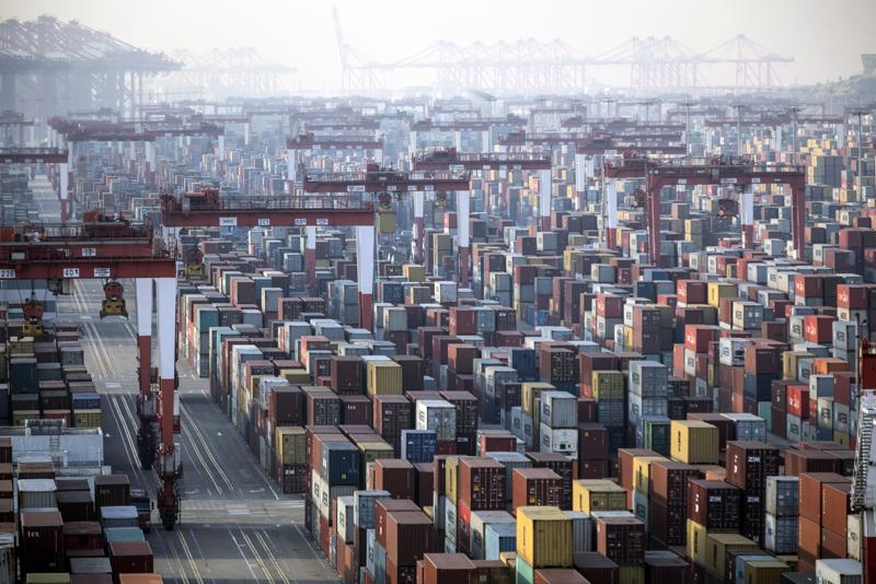 Những container hàng hoá ở một hải cảng của Trung Quốc - Ảnh: Bloomberg.