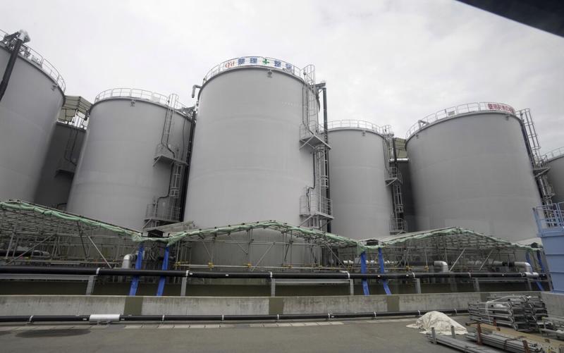 Những bể chứa nước nhiễm phóng xạ đã được xử lý tại nhà máy điện hạt nhân Fukushima - Ảnh: Bloomberg.