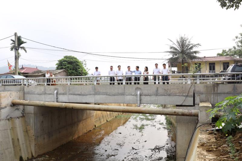 A delegation of Hanoi authorities examine infrastructure projects for ethnic minority-inhabited areas last April. Photo: kinhtedothi.vn