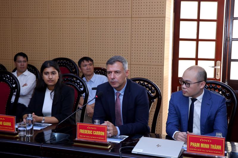 Representatives from Wartsila at the working session with local authorities. Photo: laodong.vn